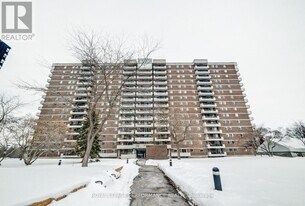 1705 Playfair Dr in Ottawa, ON - Building Photo