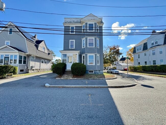 33 Hollis Ave