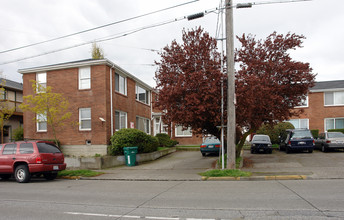 Brubaker Apartments in Seattle, WA - Building Photo - Building Photo