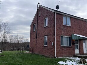4501 Bataan Ave in Clairton, PA - Foto de edificio - Building Photo