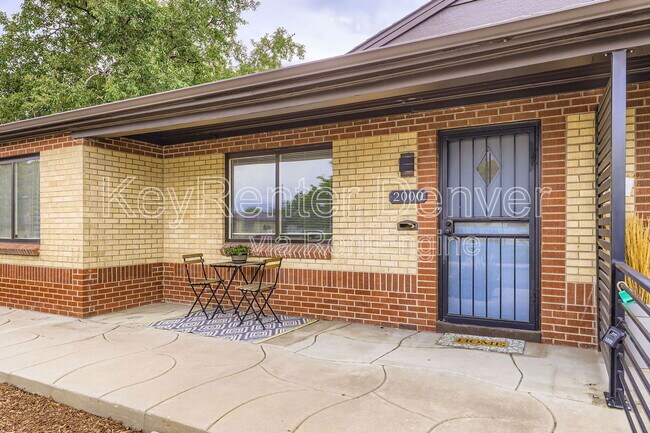 property at 2000 W Elk Pl