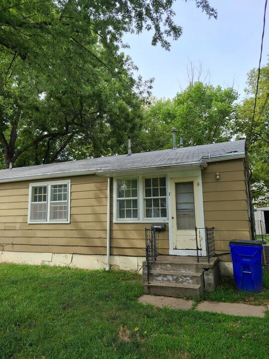 5-7 Lincoln Cir in Junction City, KS - Building Photo