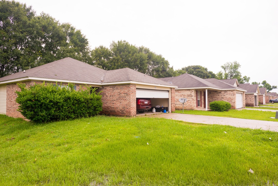 Armentine Cove in Breaux Bridge, LA - Building Photo