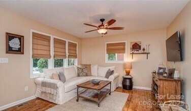1601 Starbrook Dr in Charlotte, NC - Building Photo - Building Photo