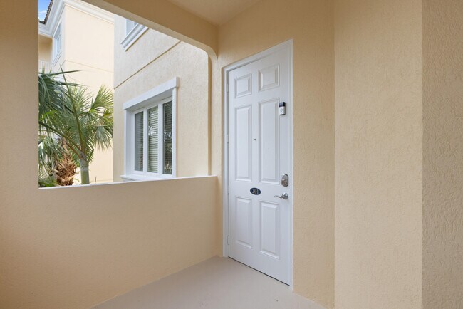 33 Harbour Isle Dr E in Fort Pierce, FL - Building Photo - Building Photo