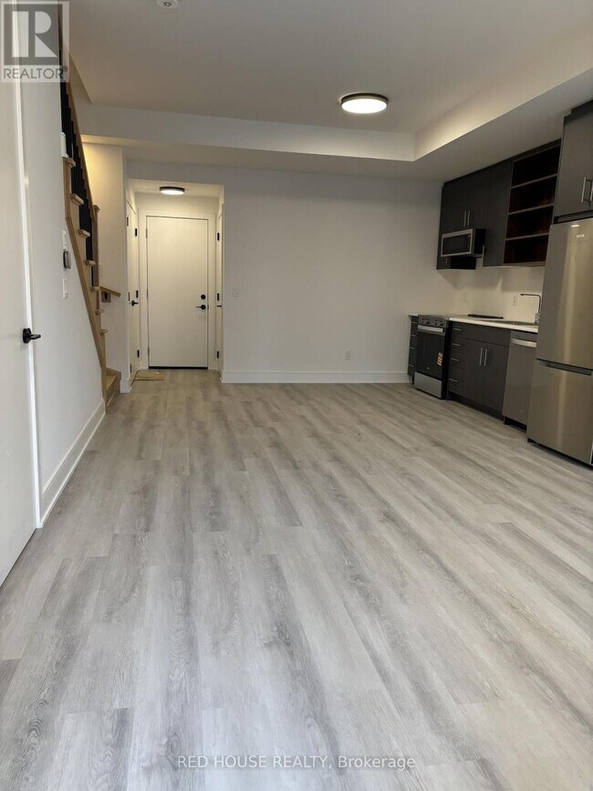 104 Everett Cmn in St Catharines, ON - Building Photo - Building Photo