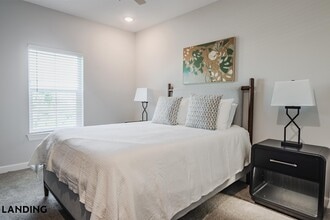 5001 Willowgate Loop, Unit 02-2405 in Tice, FL - Foto de edificio - Building Photo