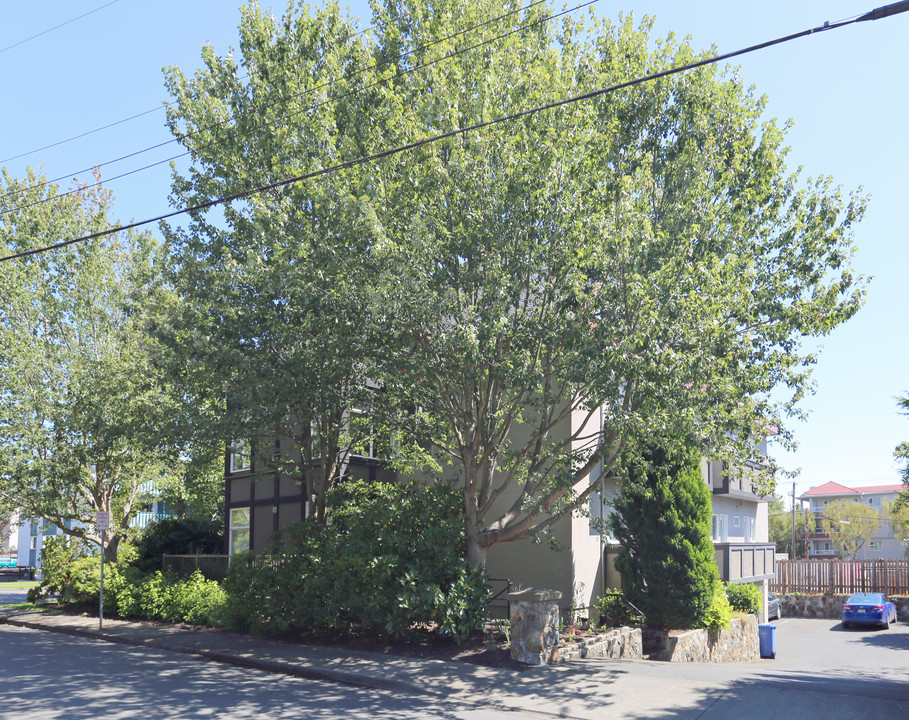 Le Mansion in Victoria, BC - Building Photo