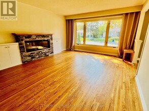 74 Devins Dr in Aurora, ON - Building Photo - Building Photo