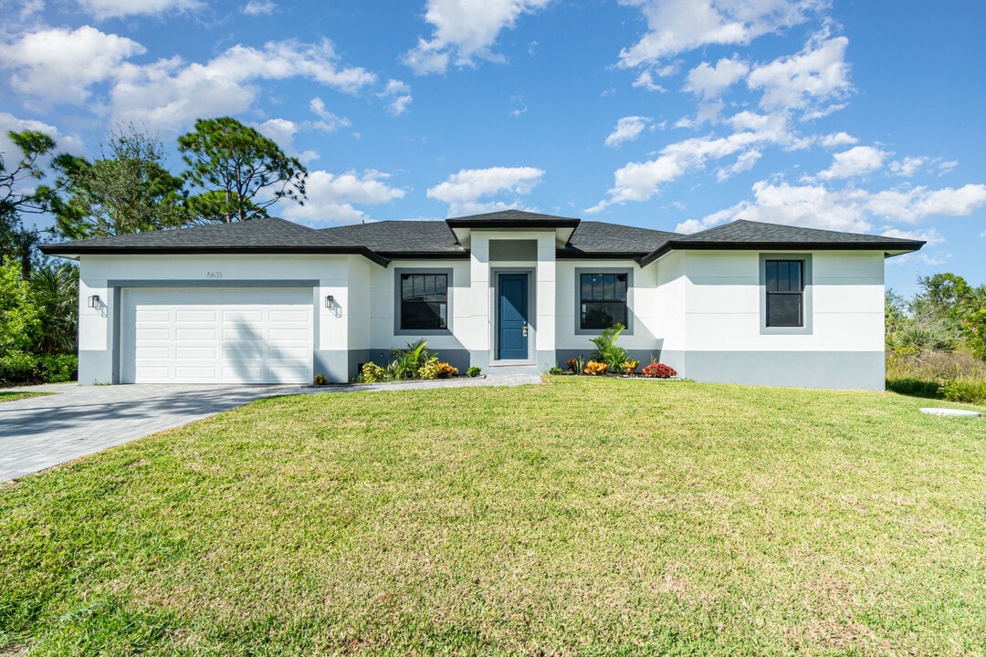 15633 Lakeland Cir in Port Charlotte, FL - Building Photo