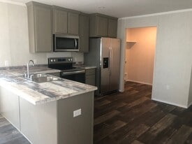 423 Juniper Ave in Defuniak Springs, FL - Building Photo