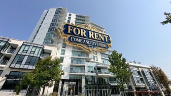 1342 Johnston Rd in White Rock, BC - Building Photo