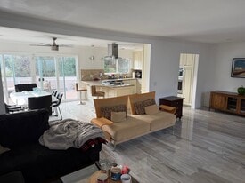 2396 Redlands Dr in Newport Beach, CA - Building Photo