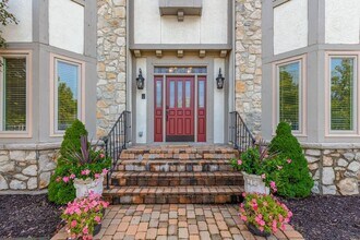 5801 W 130th St in Overland Park, KS - Foto de edificio - Building Photo