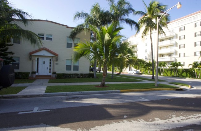 354 Brazilian Ave in Palm Beach, FL - Building Photo - Building Photo