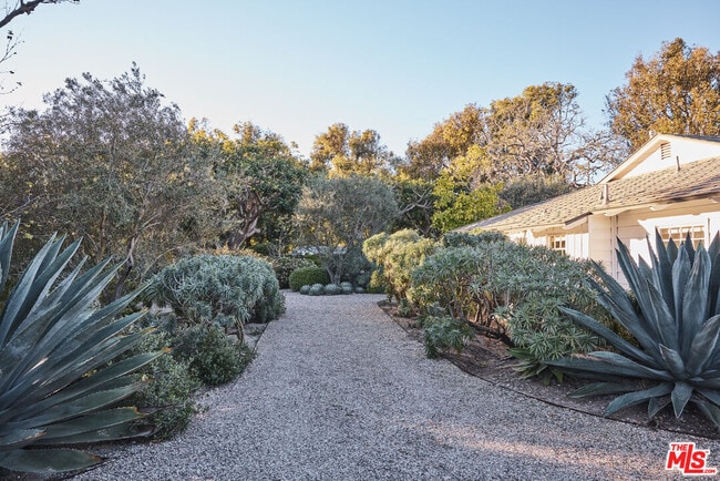 6715 Fernhill Dr in Malibu, CA - Building Photo - Building Photo