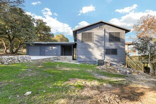 1122 Oakridge Ln in Canyon Lake, TX - Building Photo
