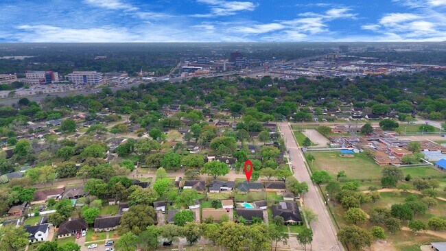 8022 Sharpview Dr in Houston, TX - Building Photo - Building Photo