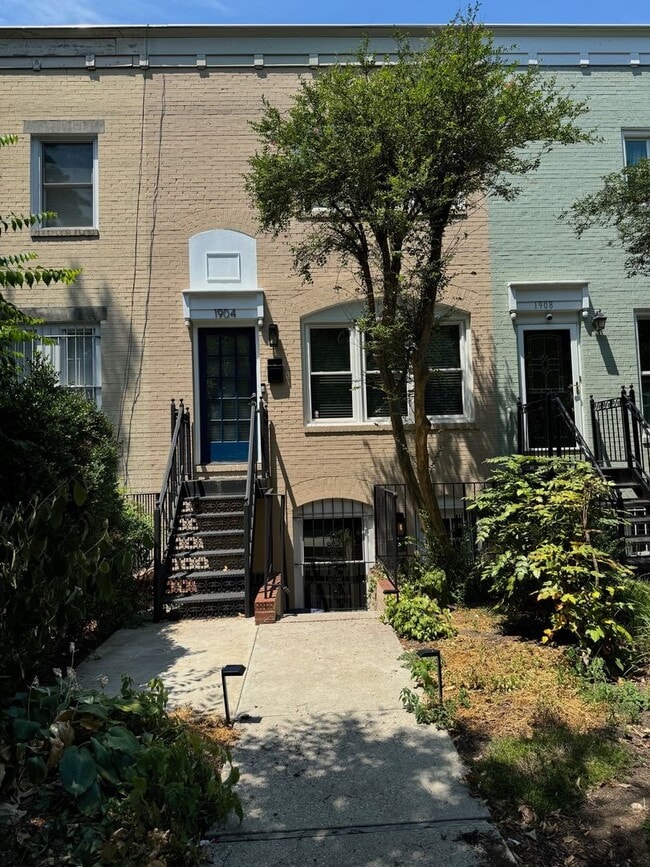 1902 17th St NW in Washington, DC - Building Photo - Building Photo