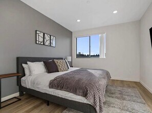 4725 Radford Ave, Unit ph1 in Los Angeles, CA - Foto de edificio - Building Photo