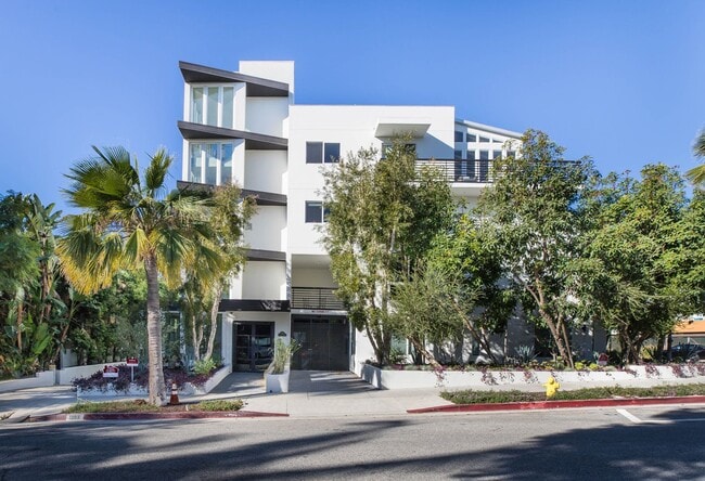 1283 Havenhurst Dr in West Hollywood, CA - Building Photo - Building Photo