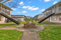 Spanish Villa Apartments in Beaumont, TX - Foto de edificio - Building Photo