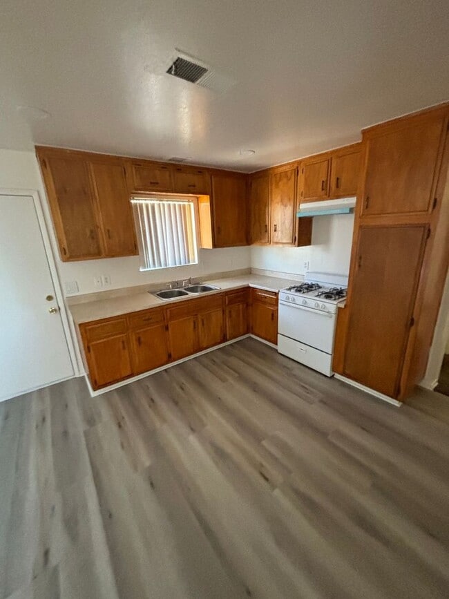 16465 Smoke Tree St in Hesperia, CA - Building Photo - Building Photo