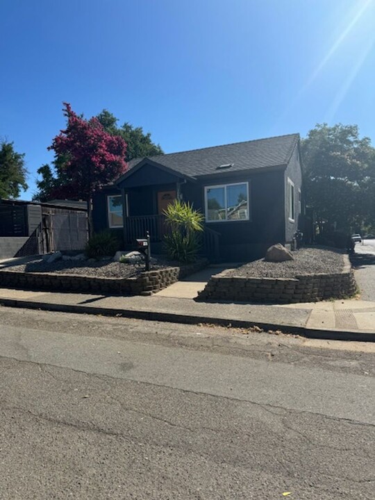 1097 Gilbert St in Redding, CA - Building Photo