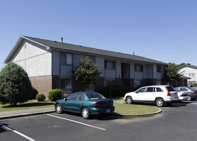 Carriage Apartments in Calhoun, GA - Building Photo