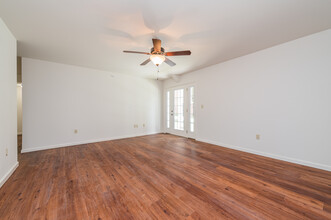 Norwood Court Apartments in St. Louis, MO - Building Photo - Interior Photo