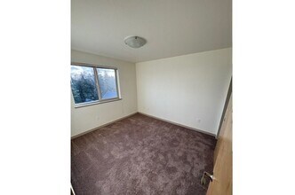 3386 Sharatin Rd in Kodiak, AK - Foto de edificio - Building Photo