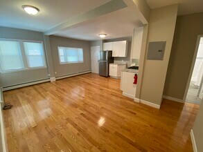 73 Hall Ave, Unit 2 in Somerville, MA - Foto de edificio - Building Photo