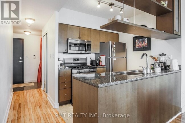 35 Mariner Terrace in Toronto, ON - Building Photo - Building Photo