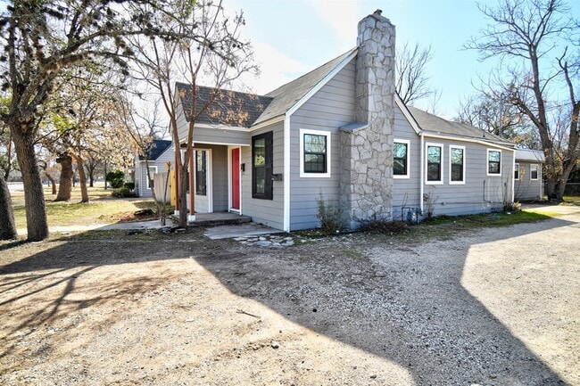 1707-B Main St in Kerrville, TX - Building Photo - Building Photo