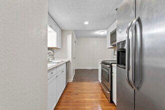 529 NW Valleybrook Rd in Blue Springs, MO - Building Photo - Building Photo