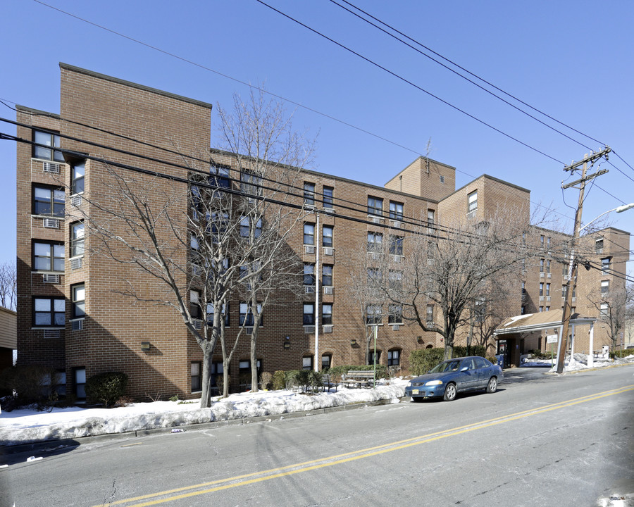 Carucci Apartments in Lyndhurst, NJ - Foto de edificio