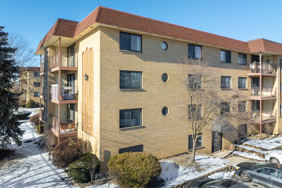 Northridge House Condominiums in Norridge, IL - Building Photo