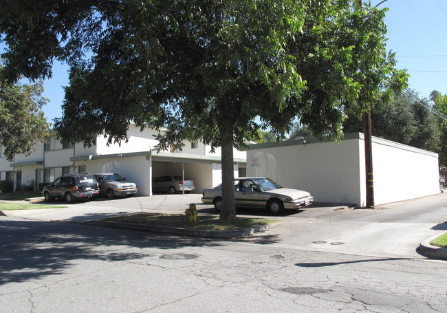 300 E Bennett Ave in Glendora, CA - Foto de edificio - Building Photo