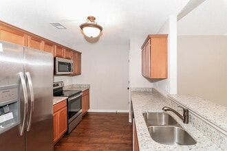 1087 Darren Cir E in Cordova, TN - Foto de edificio - Building Photo