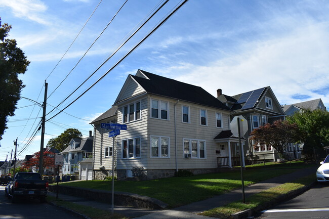 11 Manhattan Ave in Bridgeport, CT - Building Photo - Building Photo