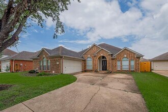 311 N Esplanade Ln in Stafford, TX - Foto de edificio - Building Photo