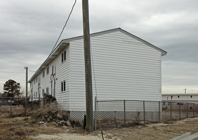 Dixon Bayview Apartments in Hampton, VA - Foto de edificio - Building Photo