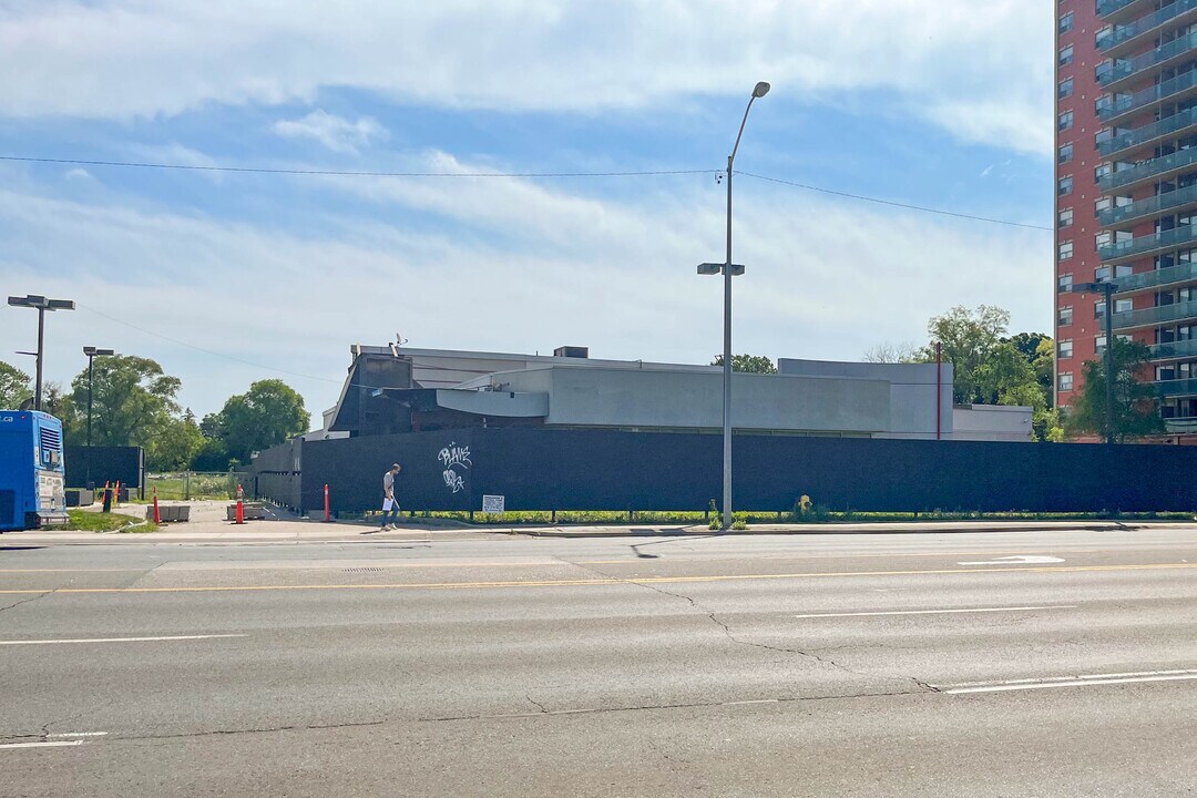 5959 Yonge St in Toronto, ON - Building Photo