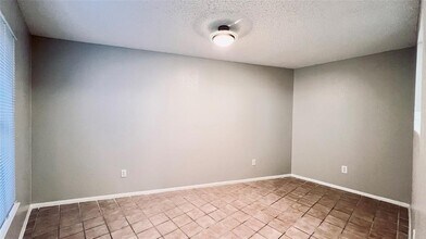 9201 Simmons Rd in Austin, TX - Building Photo - Building Photo