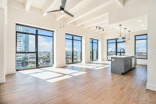 1801 Smith St in Houston, TX - Building Photo - Building Photo