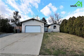 866 Spaniel Dr in Redding, CA - Building Photo - Building Photo