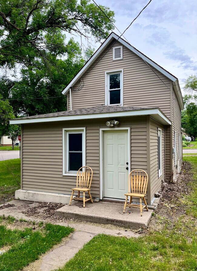 729 W Cavour Ave in Fergus Falls, MN - Foto de edificio - Building Photo