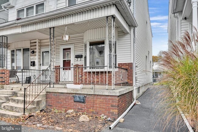 property at 523 W Oak St