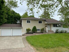 23 Duncan Ln in Halesite, NY - Building Photo