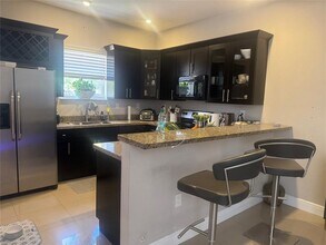 798 NE 43rd St in Oakland Park, FL - Foto de edificio - Building Photo